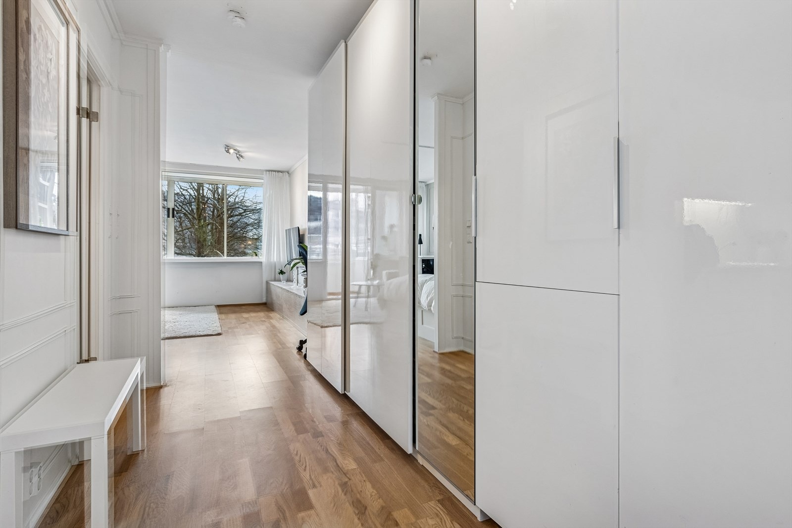 Fra gangen leder den åpne løsningen deg videre inn mot stuen og kjøkkenet. Galleribilde