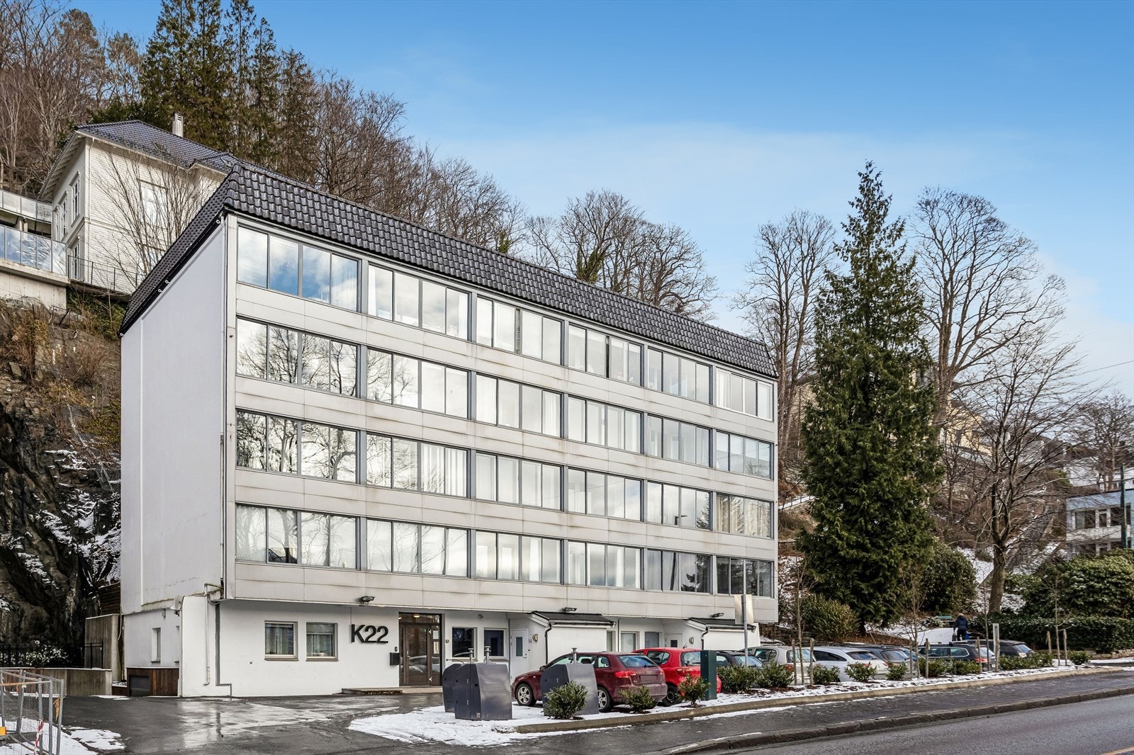 Leiligheten ligger i et bygg fra 1966 som er en del av Kalfarveien 22 Borettslag, med heisadkomst. Galleribilde