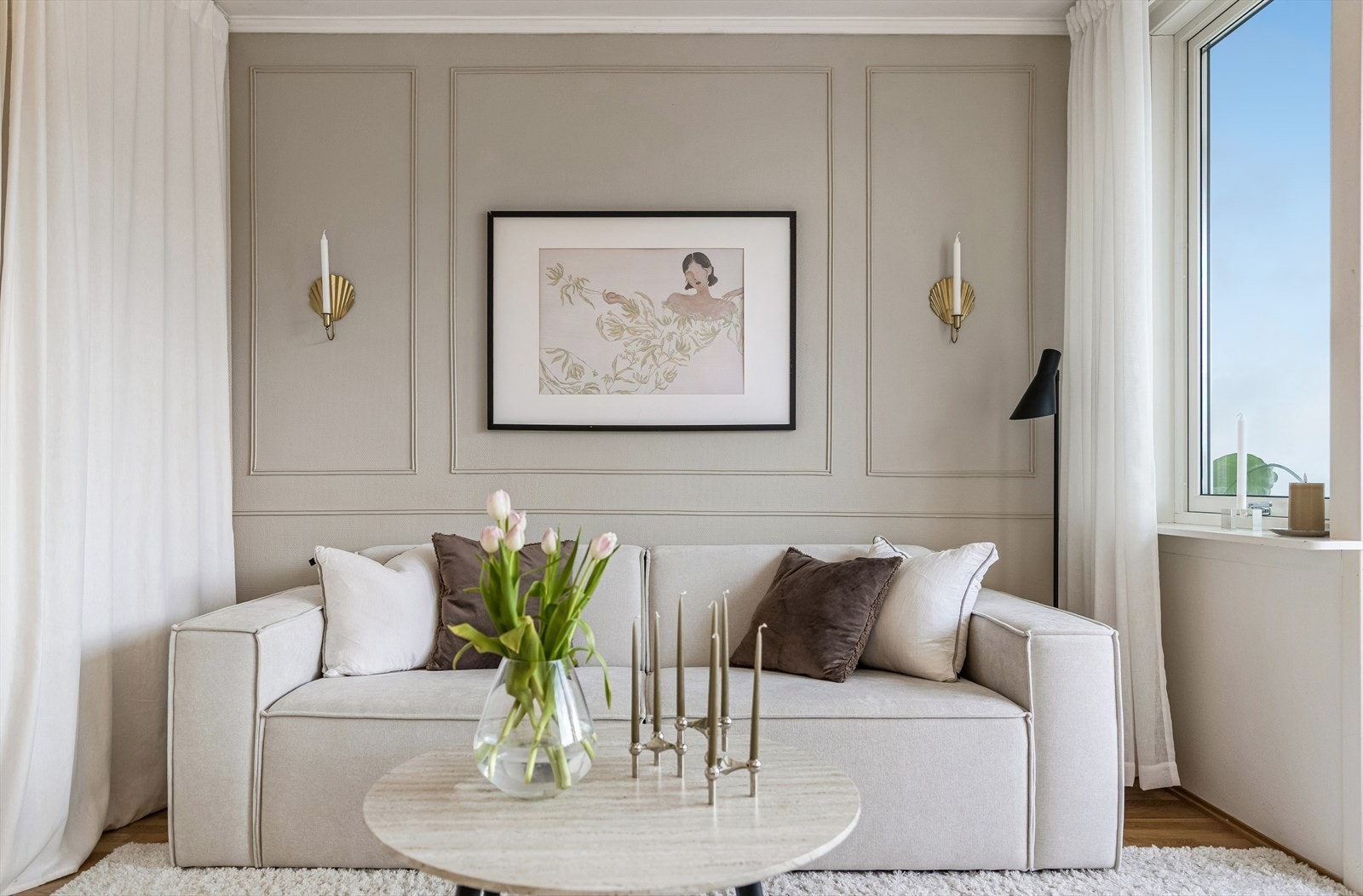 Vegger med malte flater og strie gir et rent og helhetlig uttrykk. Galleribilde