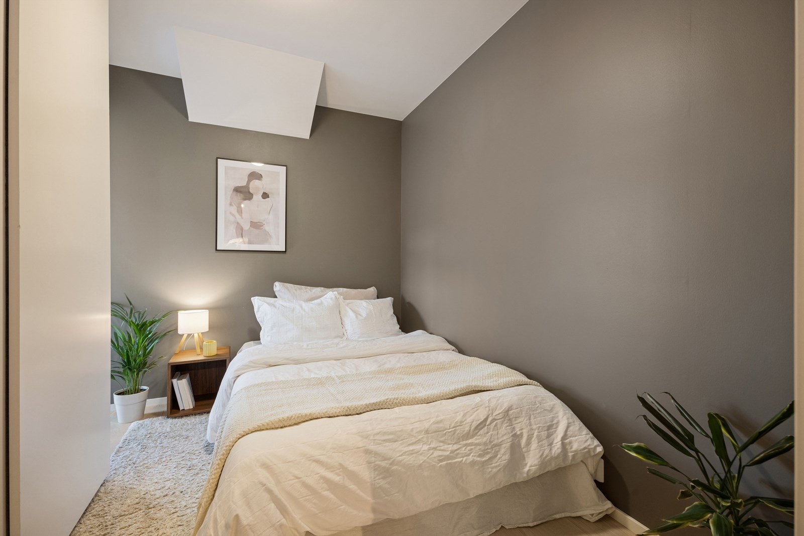 Soverom nr 2 på 6,9 m² med plass til dobbeltseng og gaderobeskap. Malt i en dus og tidsriktig farge. Galleribilde