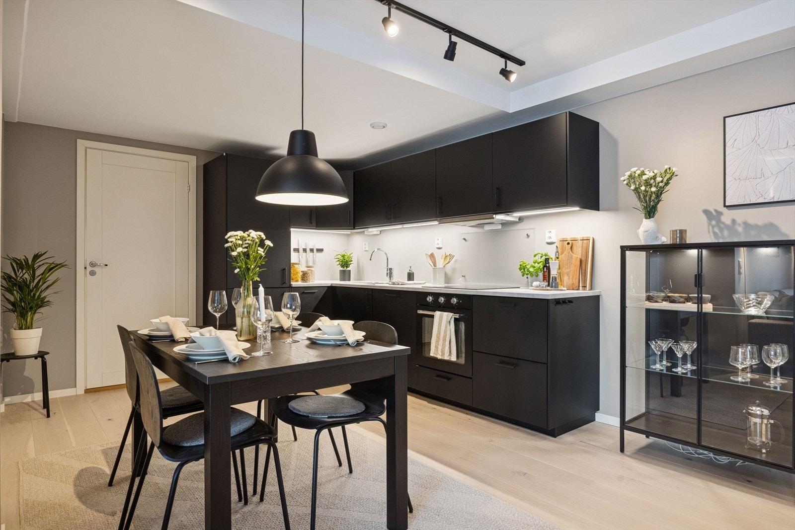 Kjøkkenet ligger delvis adskilt, og har mye benk- og skapplass som gjør det enkelt for oppbevaring. Galleribilde