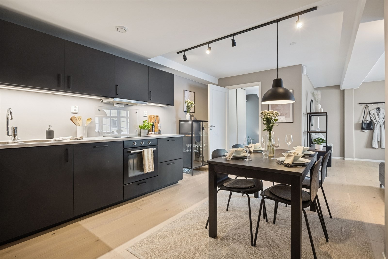 Rikelig med plass til spisebord, perfekt for både hverdag og hyggelige sammenkomster. Galleribilde