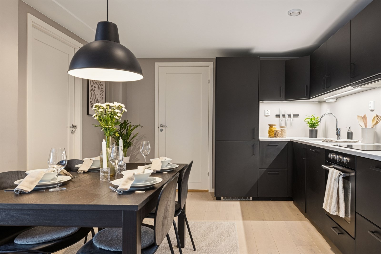 Den gjennomtenkte planløsningen skaper naturlige soner for møblering. Galleribilde