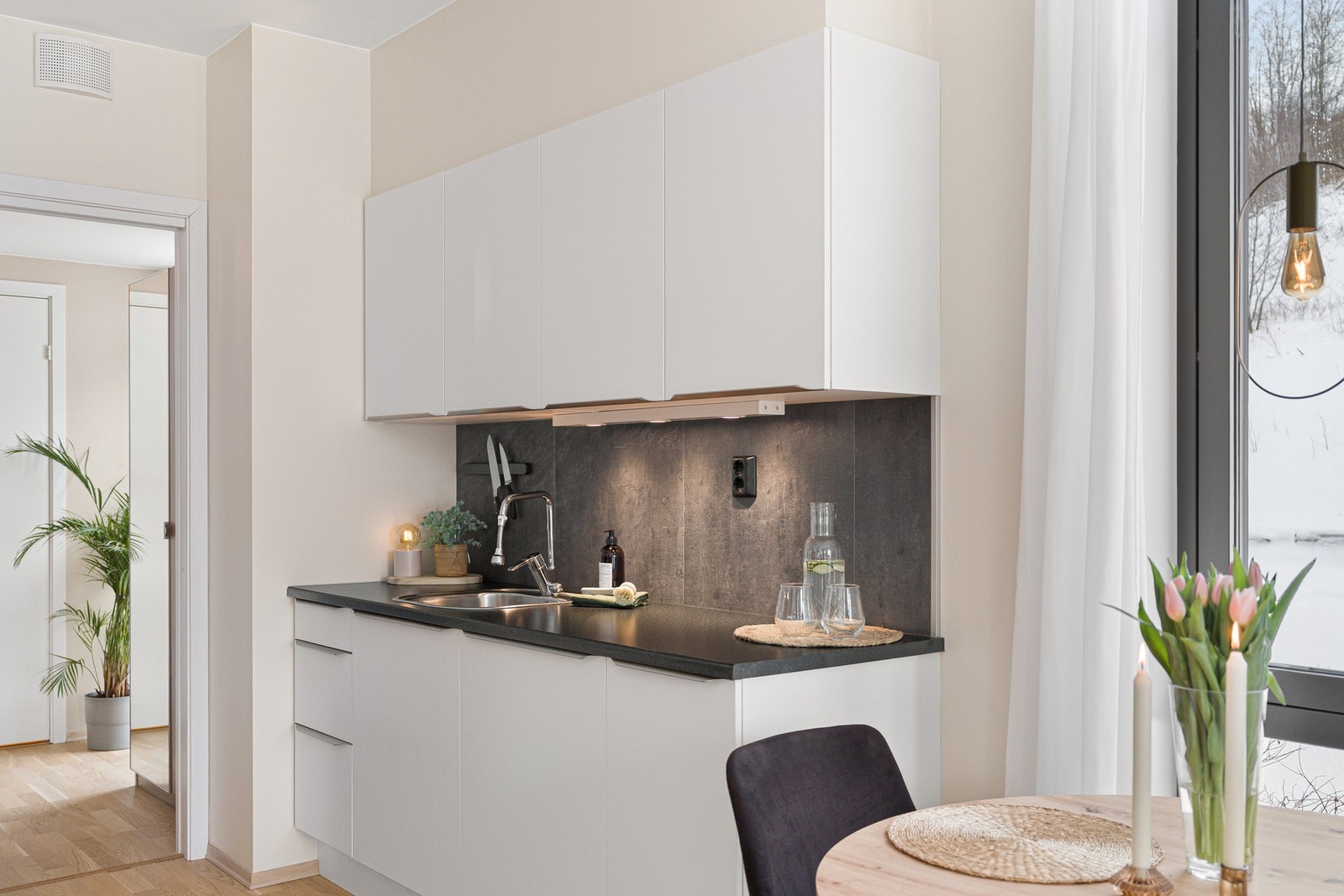 Godt med benkeplass og rikelig med skapplass. Galleribilde