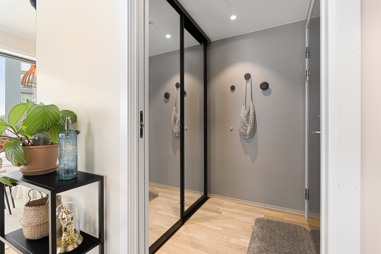 Stor skyvedørsgarderobe som medfølger handelen. Galleribilde