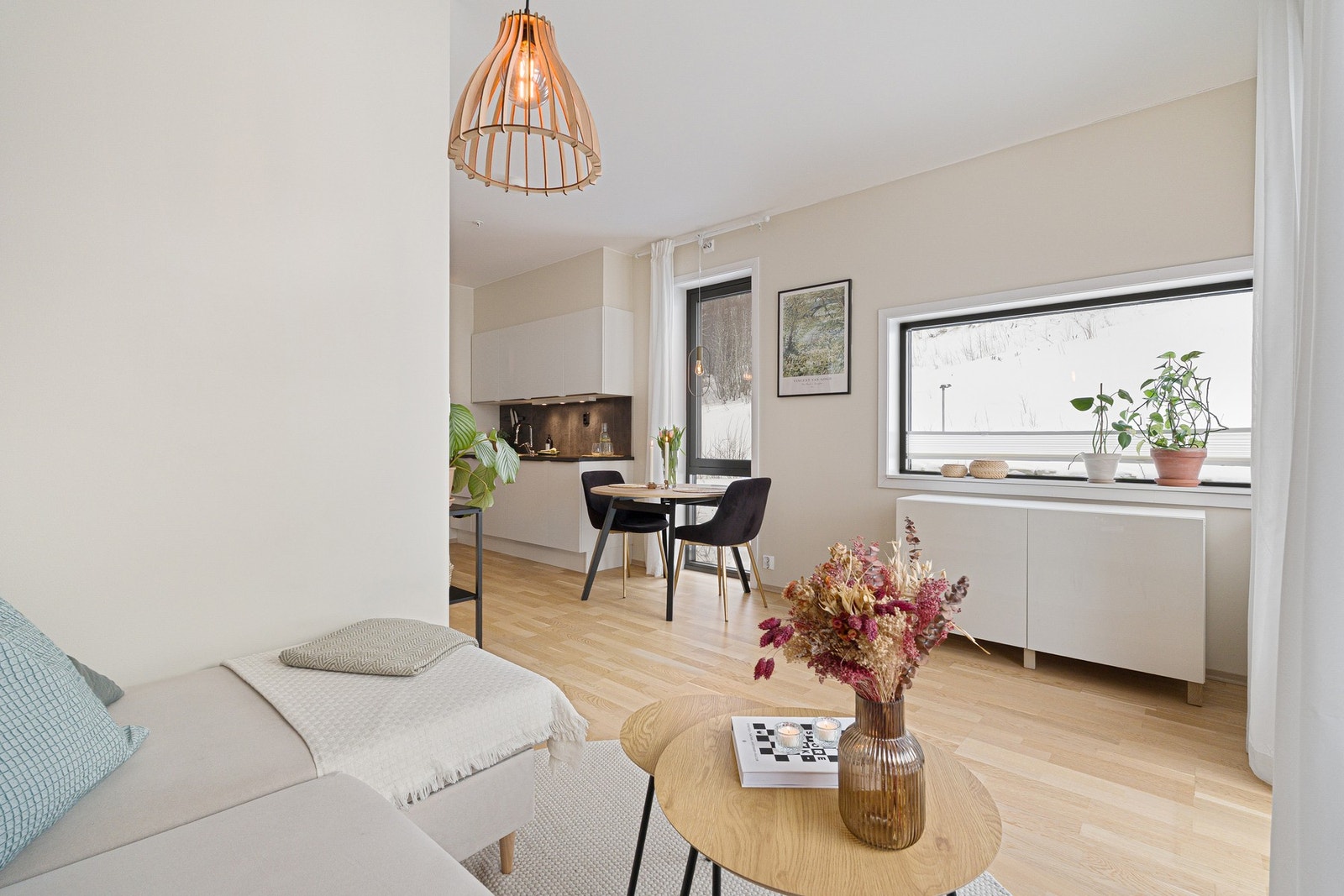 Vinduer i flere himmelretninger sørger for et behagelig gjennomlys og en god atmosfære. Galleribilde