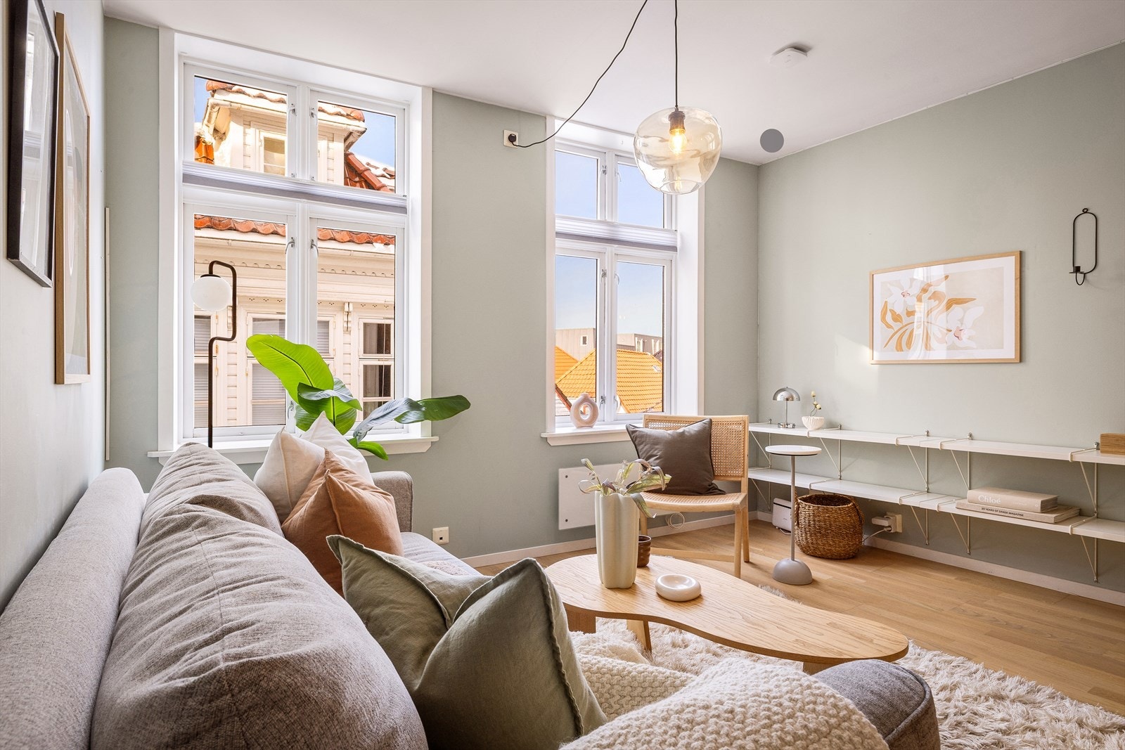 Entré/stue er ca. 23,68 m², stuen med god plass til både sofa-og spisegruppe. Galleribilde