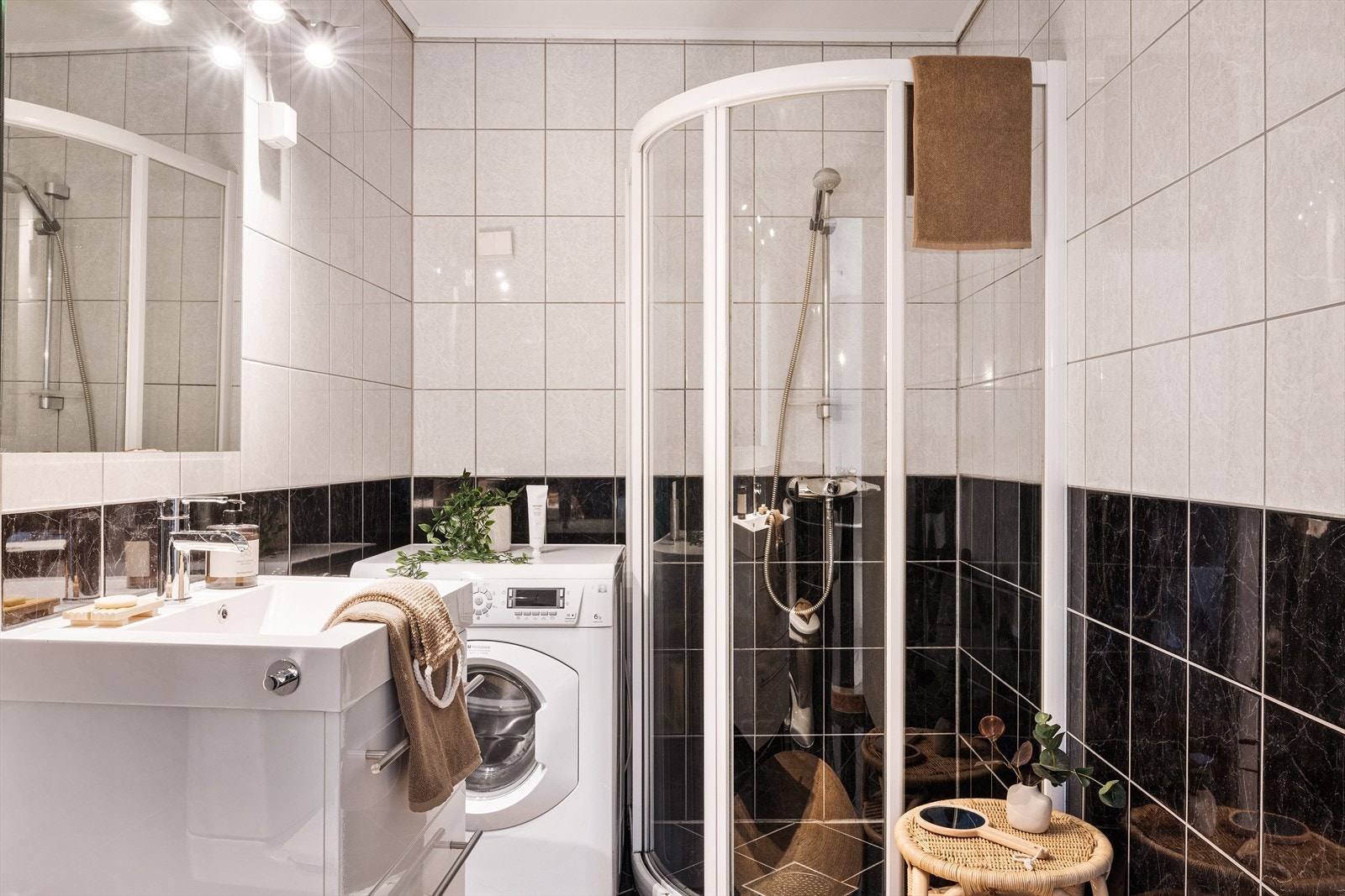 Deler av tidligere bod og dispionibelt rom er omgjort til bad, bruksendringen er søknadspliktig, dette er ikke omsøkt. Galleribilde