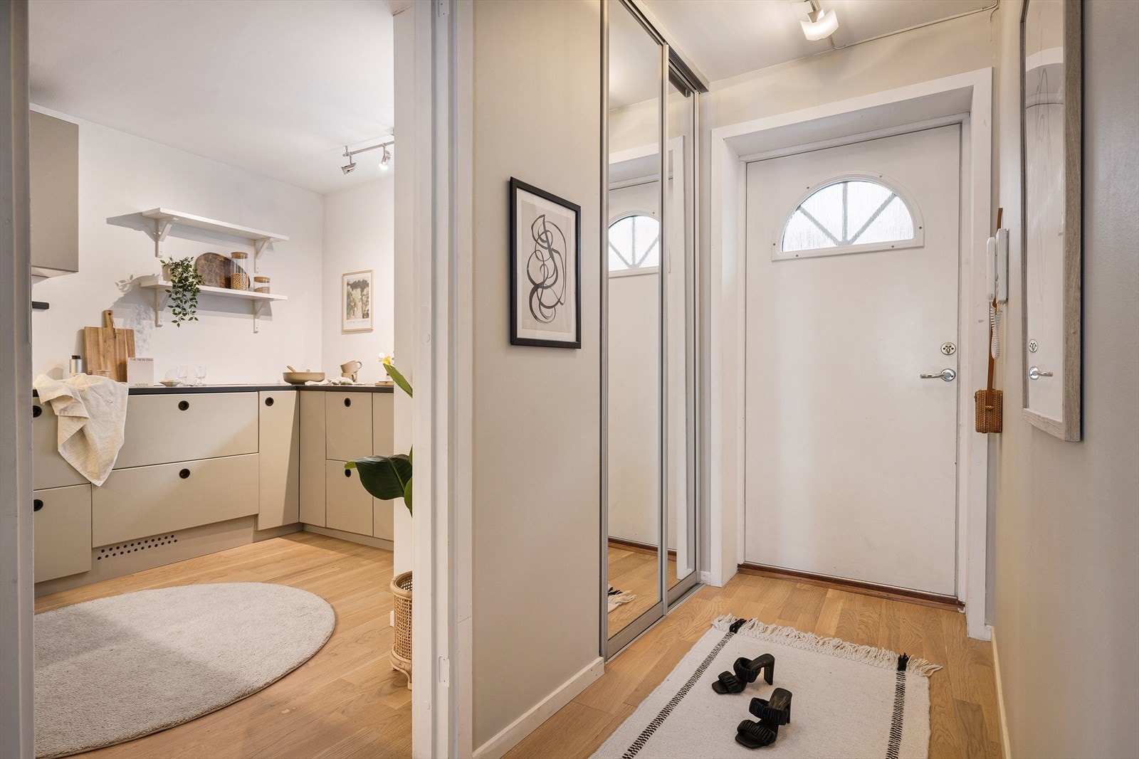 Lys og trivelig entré med skyvedørsgarderobe med speilfronter for god plass til oppbevaring av sko og yttertøy. Galleribilde