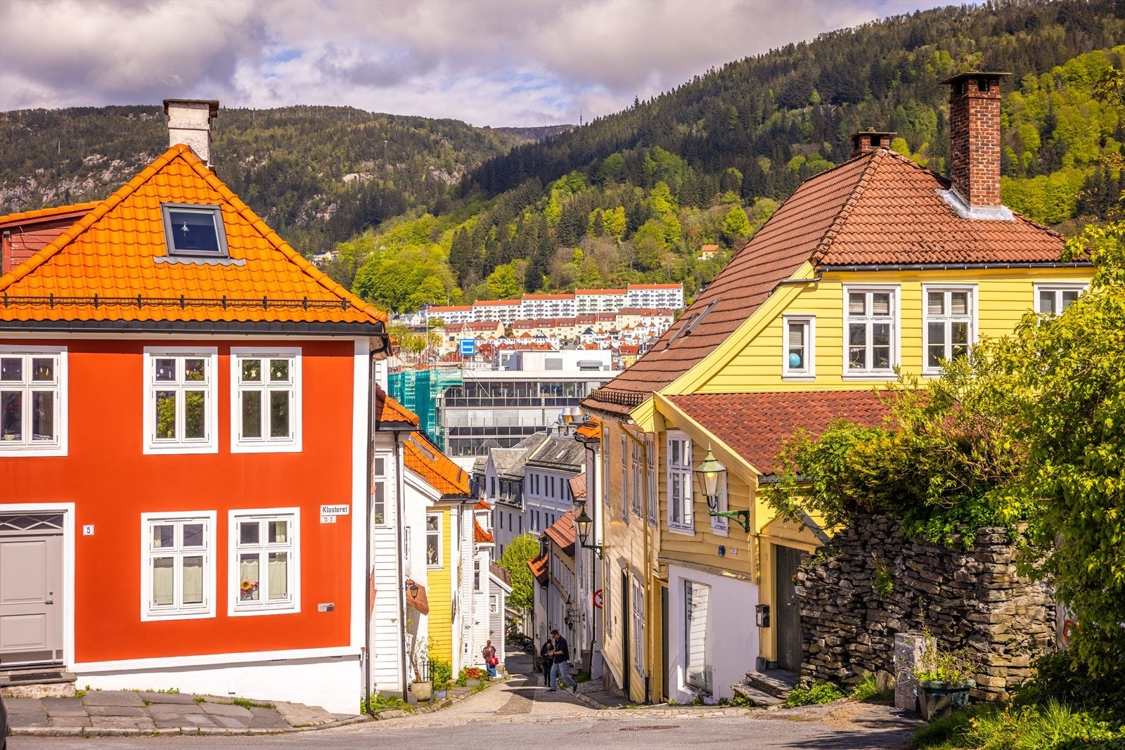 Bebyggelsen stammer tilbake til omkring 1600-tallet opptil mer moderne innslag i en fargerik og spennende kombinasjon. Ingen hus er like og det er variasjoner i farger størrelser og materialer. Galleribilde