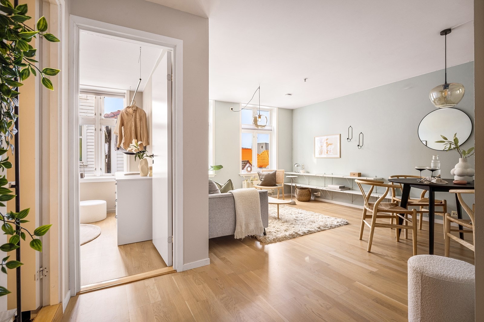 Her er det store vindusflater som gir rikelig med naturlig lysinnslipp. Galleribilde