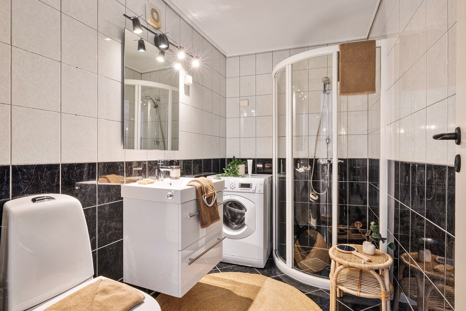 Helfliset bad med varmekabler. Badet er innredet med dushjørne, klosett, møblement med servant, speil og lys samt strømuttak. Her er det i tillegg opplegg til vaskemaskin. Galleribilde