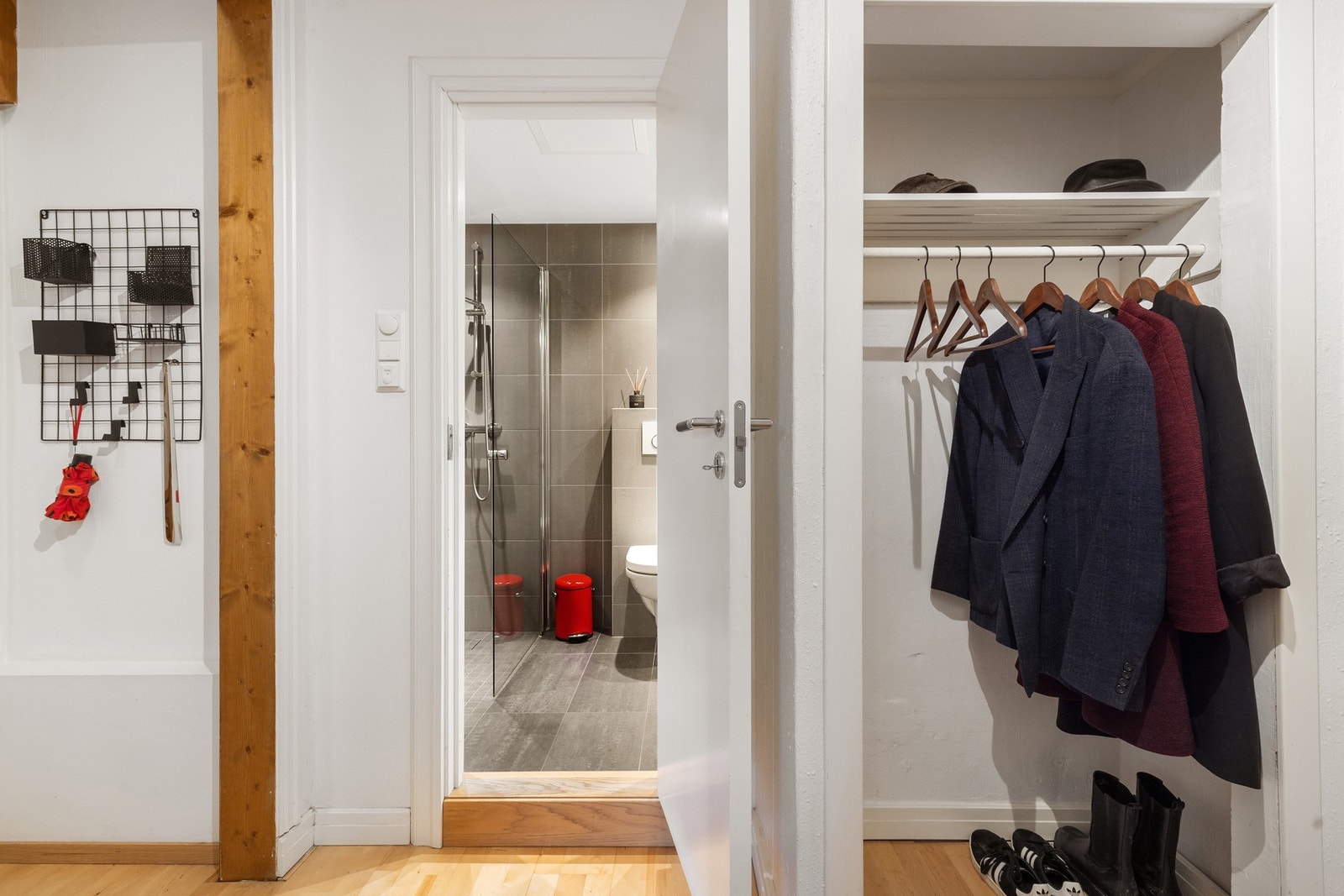 Du ønskes velkommen inn i en lys og praktisk entré i 4. etasje. Galleribilde