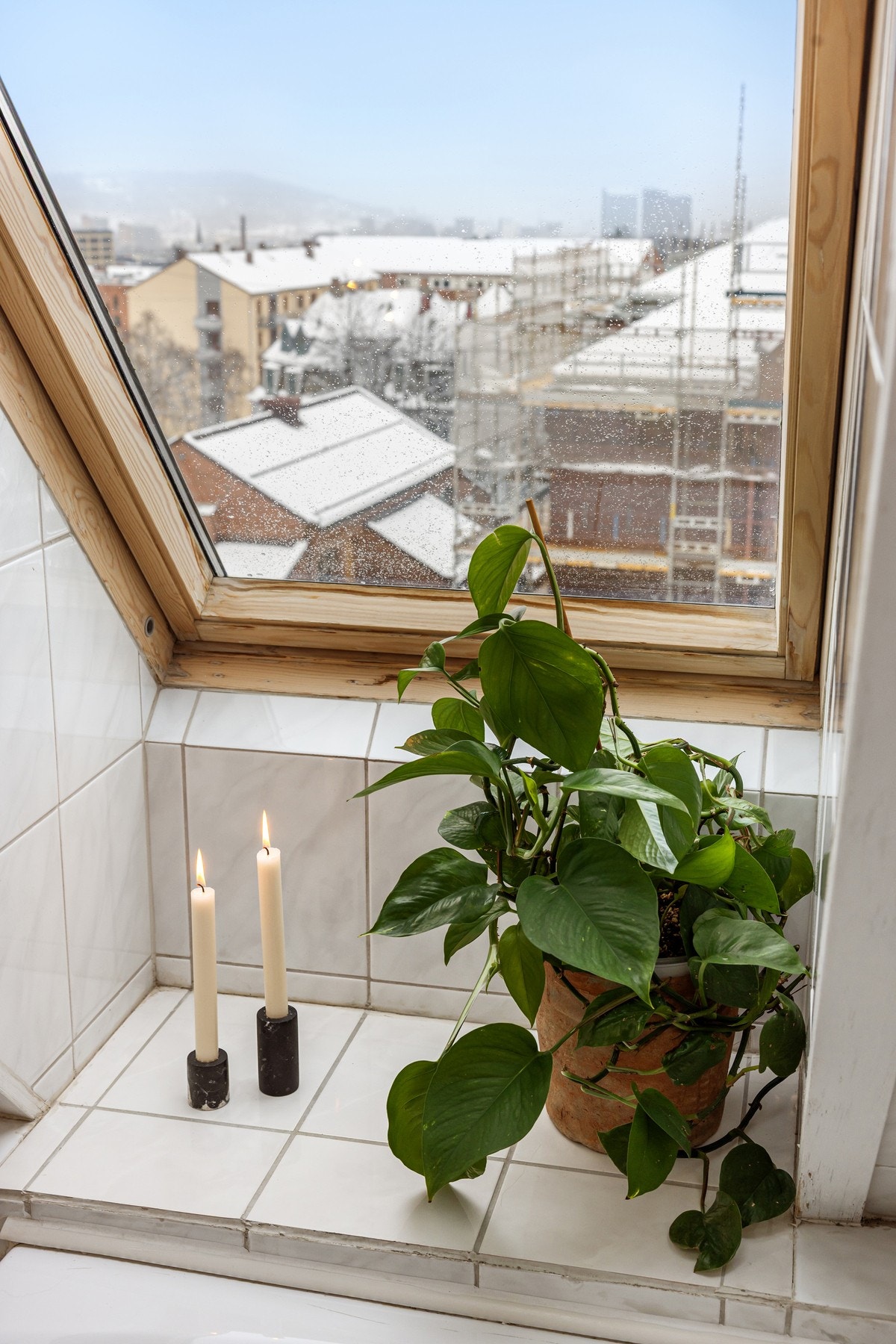 Vinduet åpner opp for utsikten, samtidig som det ikke er noe innsyn. Galleribilde