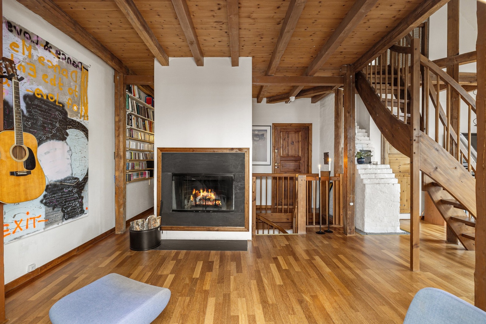 I loftstuen er det en flott murt peis med innsats som både gir god varme og bidrar til ekstra hygge. Galleribilde