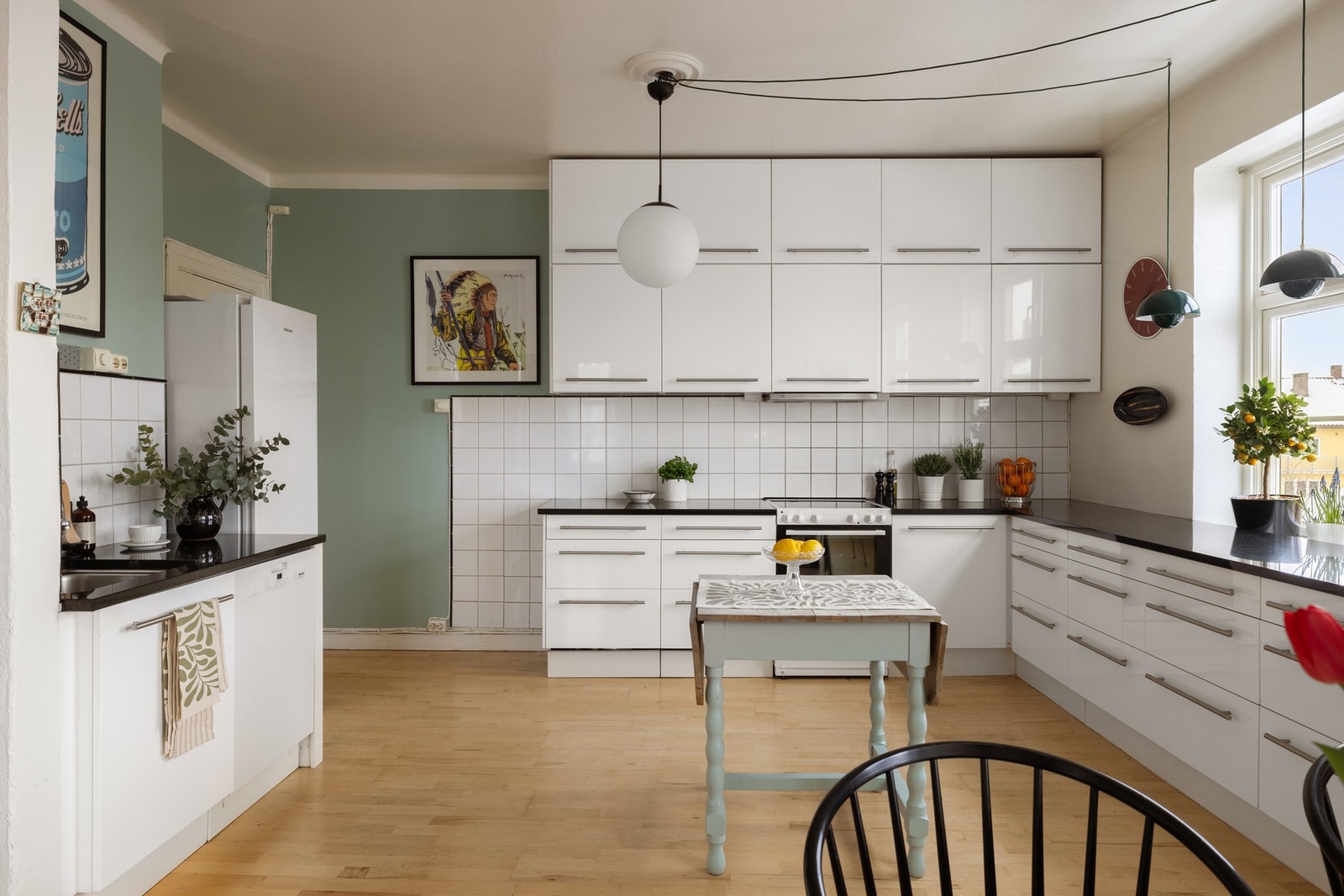 Lys og moderne kjøkkeninnredning med masse skap- og benkeplass! Galleribilde