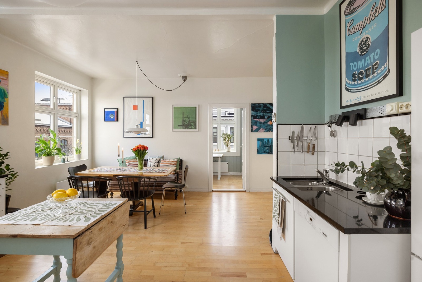 I tilknytning til kjøkkenet er det god plass til et stort spisebord som blir et naturlig samlingspunkt. Galleribilde