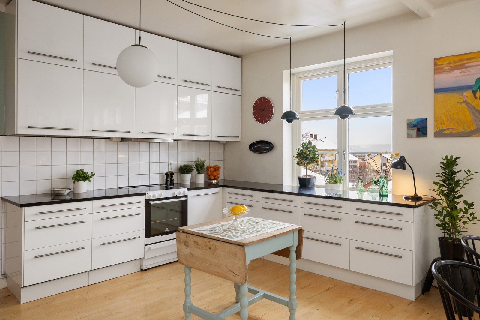 Innredningen har hvite glatte fronter og påkostet benkeplate av stein med underlimt oppvaskkum. Galleribilde