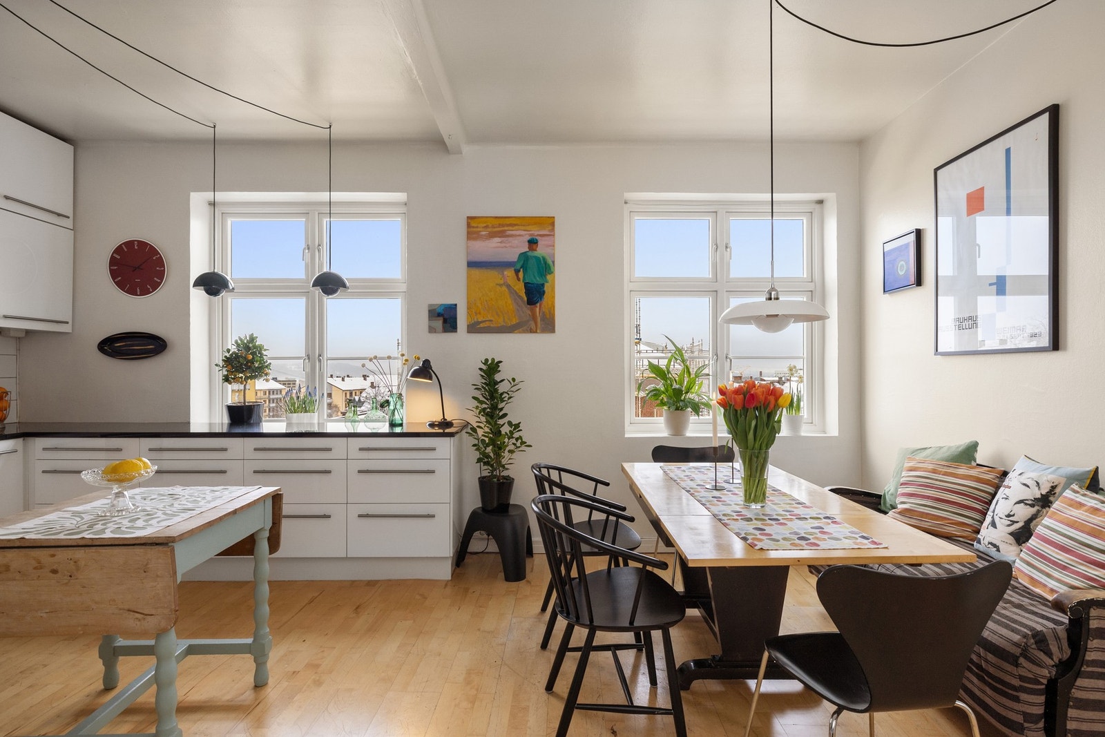 Leiligheten har en god planløsning med entré, kjøkken/spisestue, 2 soverom, balkong og baderom i 4. etasje. Galleribilde