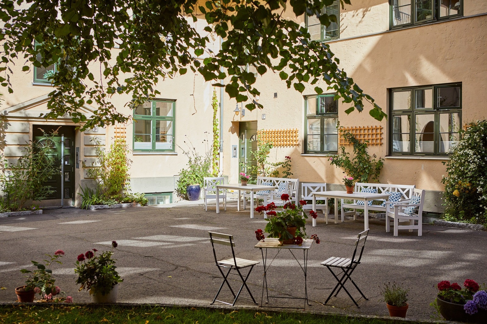 Borettslaget har en nydelig bakgård med flere hyggelige sittegrupper. Galleribilde