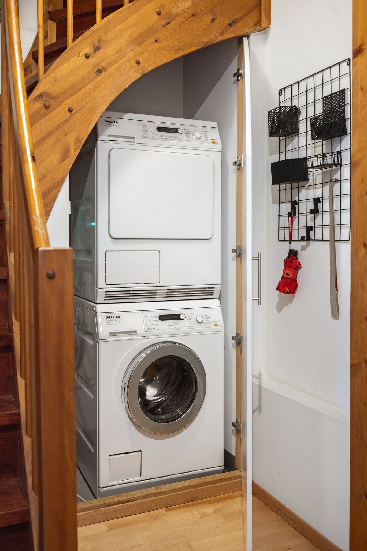 Under trappen er det et skap med plass og opplegg for vaskemaskin samt tørketrommel over om ønskelig. Galleribilde