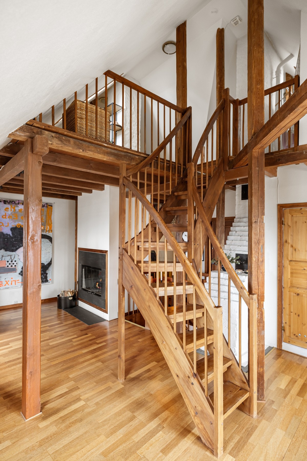 Fra loftstuen er det trapp opp til en romslig hems. Galleribilde