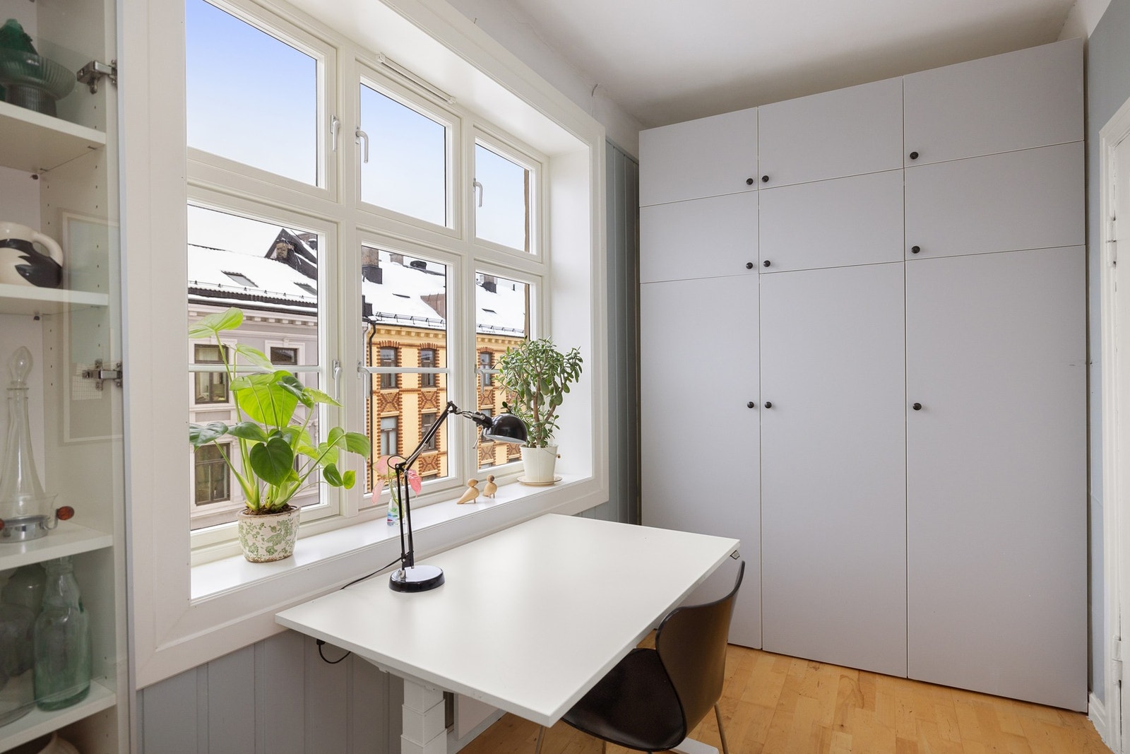 Det er også god oppbevaringsplass i medfølgende garderobeskap. Galleribilde