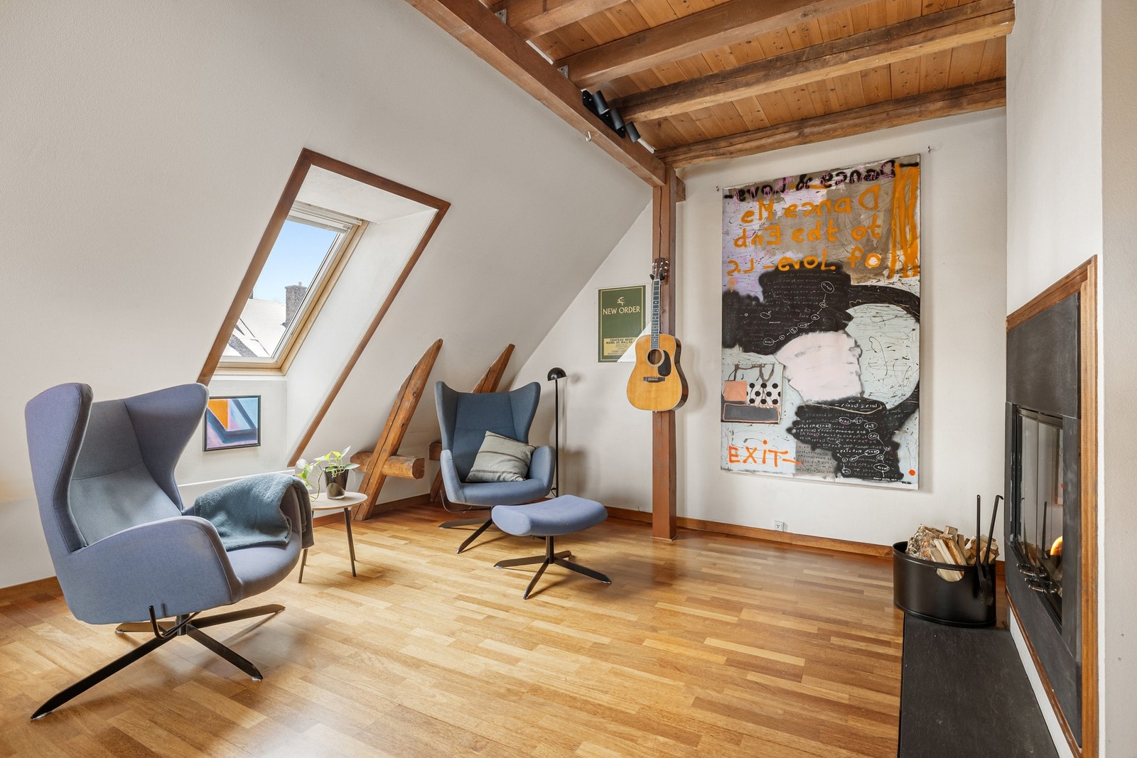 God standard med parkett på gulv og glatte lysmalte overflater. Galleribilde