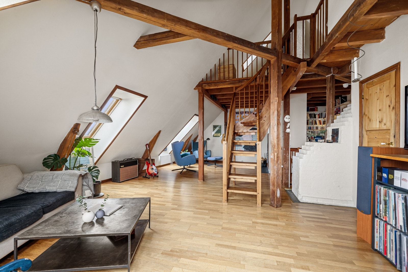 Lysinnslippet sammen med takhøyden på opptil ca. 5,25 meter gir en god og luftig romfølelse. Galleribilde