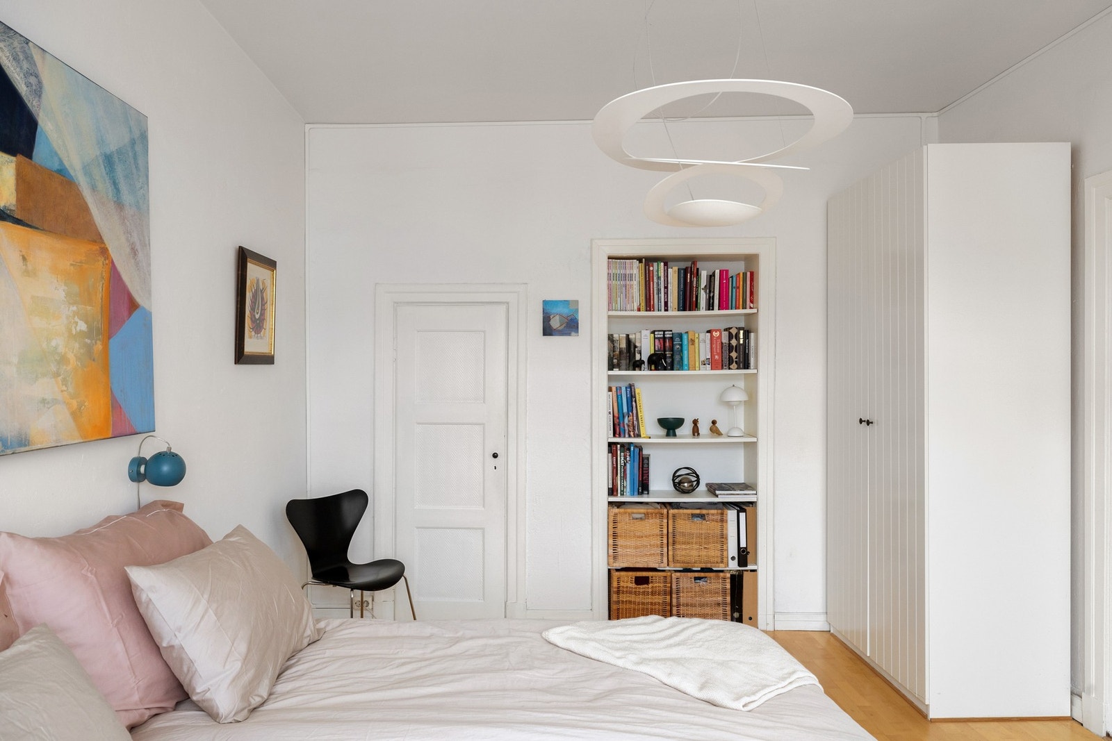 I den gamle døråpningen er det etablert hyller for oppbevaring og dekor. Til venstre er det adkomst til et praktisk kott. Galleribilde