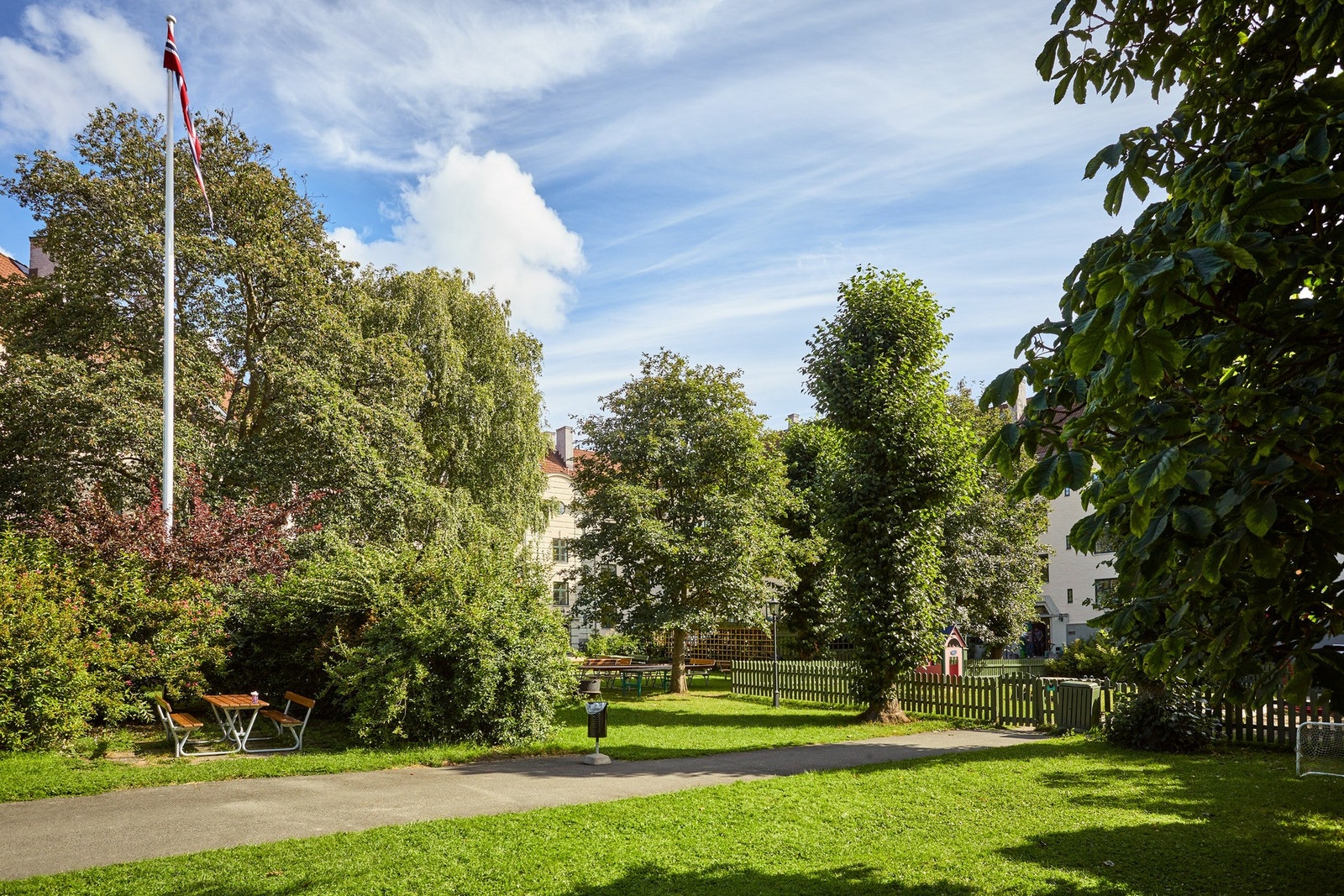 Bakgården er parkmessig flott opparbeidet med gressplen, trær, busker og beplantning. Galleribilde