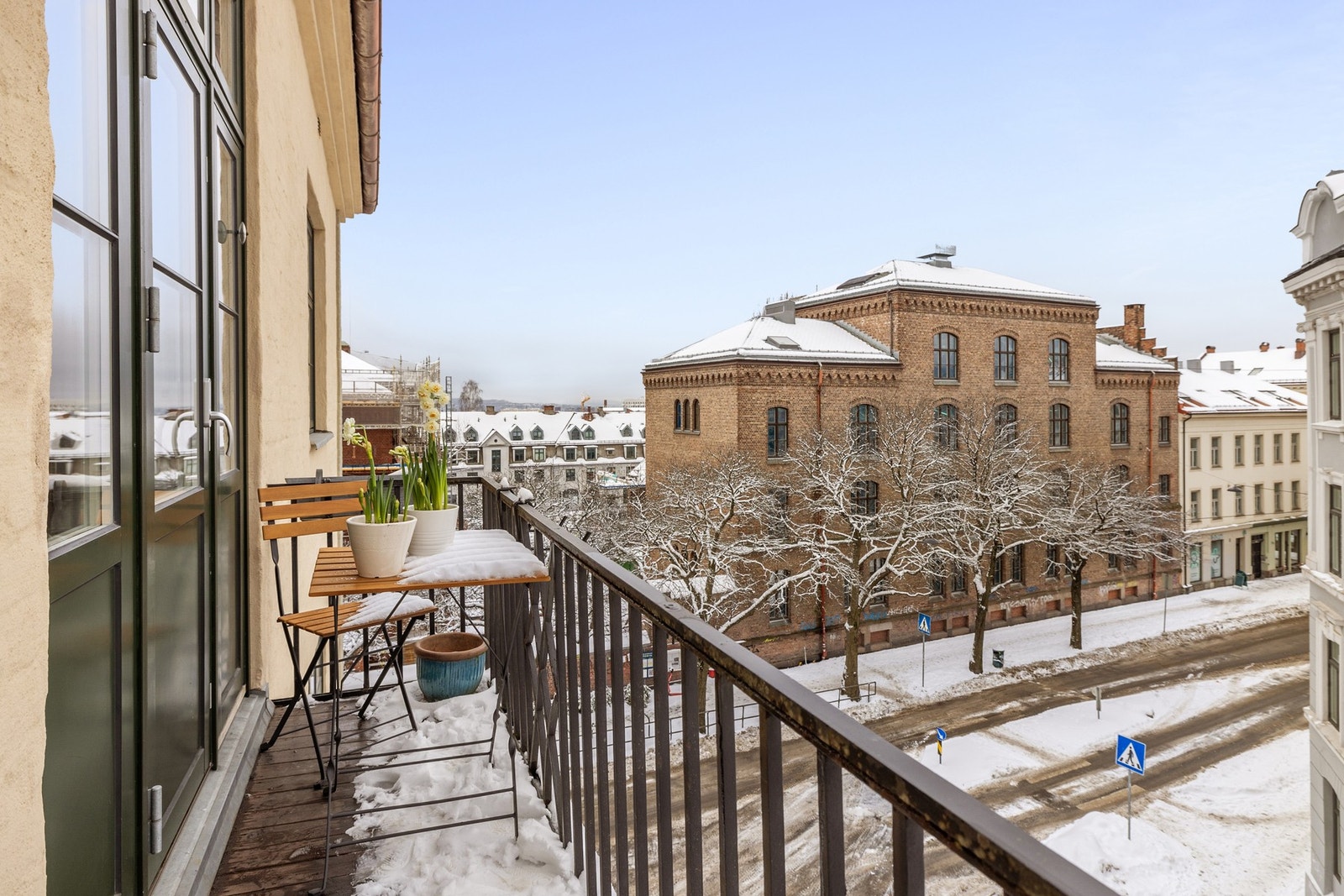 Beliggenheten i byggets 4. etasje og mot vest sørger for gode solforhold til sent på kveld! Galleribilde