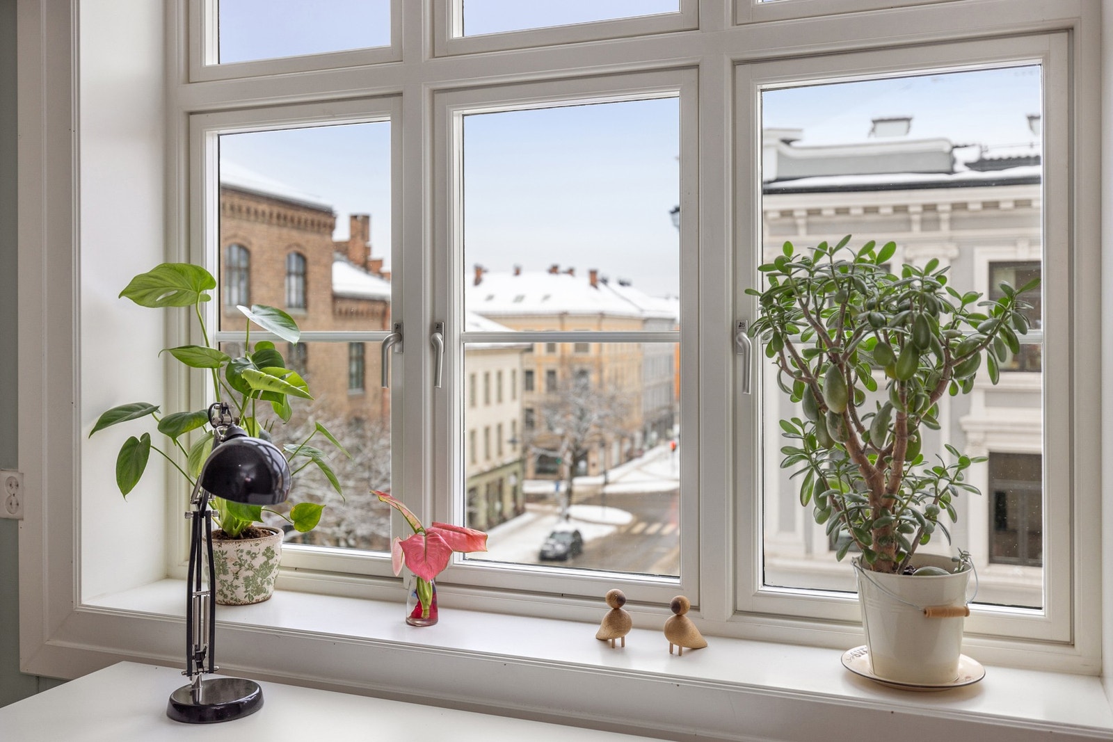 Den store vindusflaten slipper inn flott naturlig lys og det er god takhøyde på ca. 2,81 meter som gir en luftig romfølelse. Galleribilde