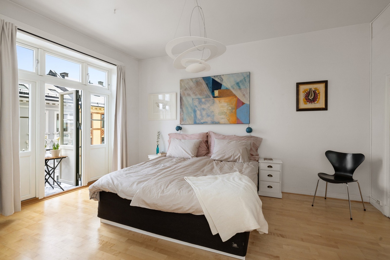 Leiligheten har et lyst og innbydende hovedsoverom av god størrelse. Galleribilde