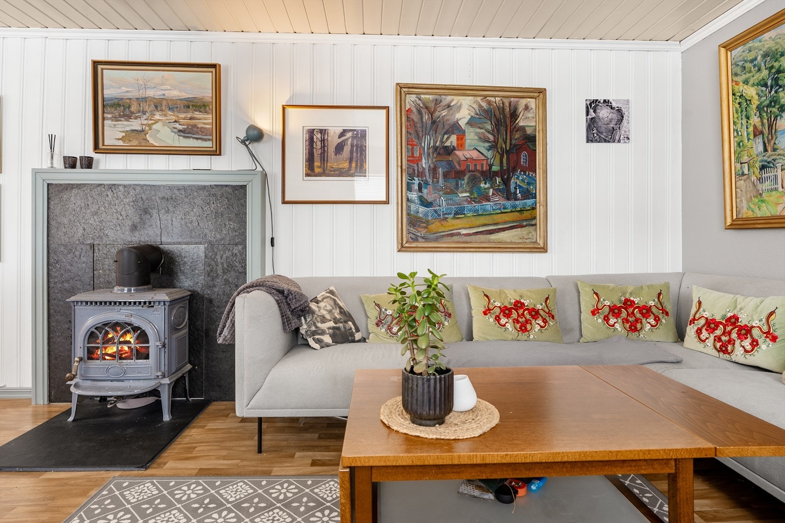 I stuen er det montert både vedovn og varmepumpe Galleribilde