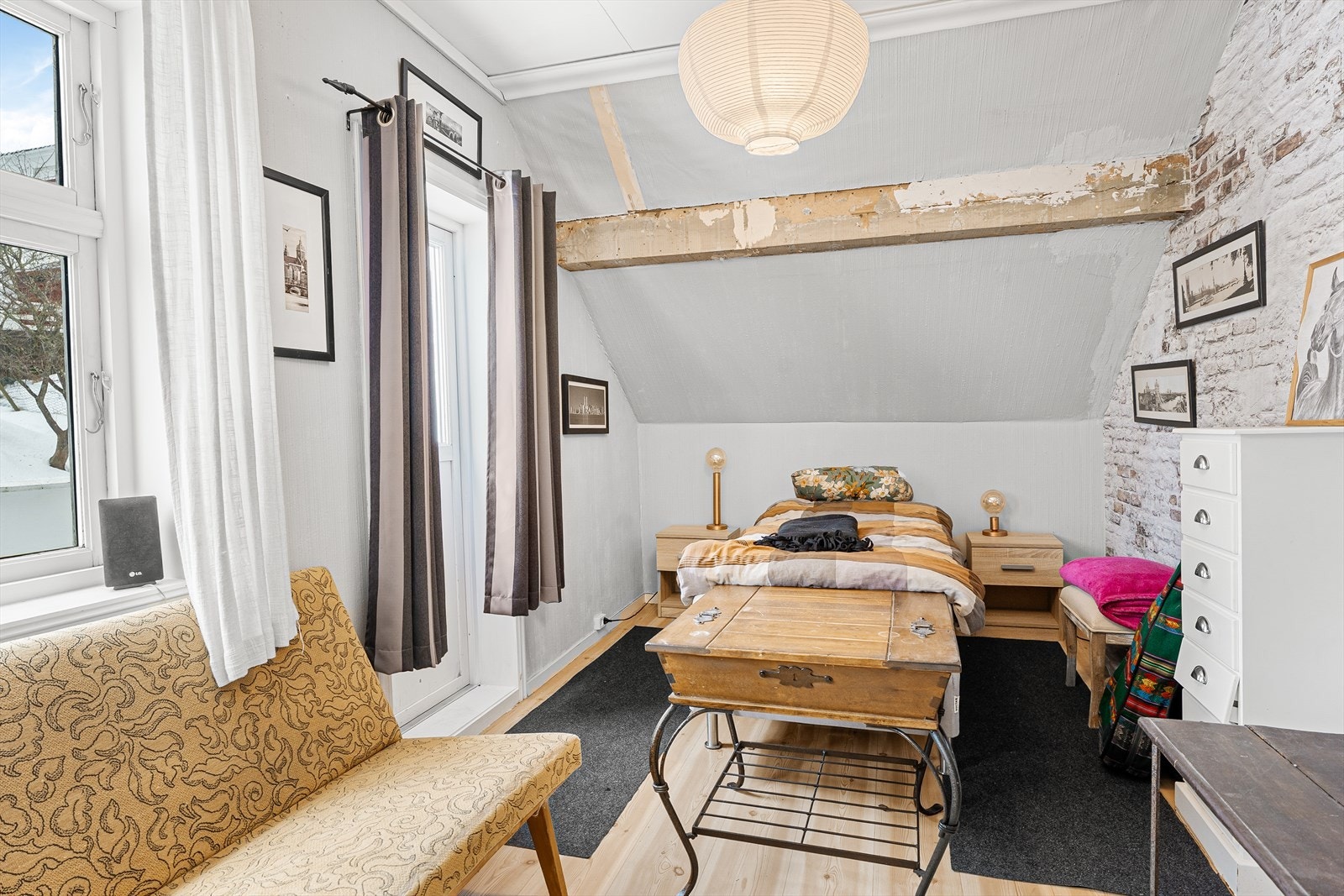 Lys og romslig loftstue/soverom med utgang til terrasse Galleribilde