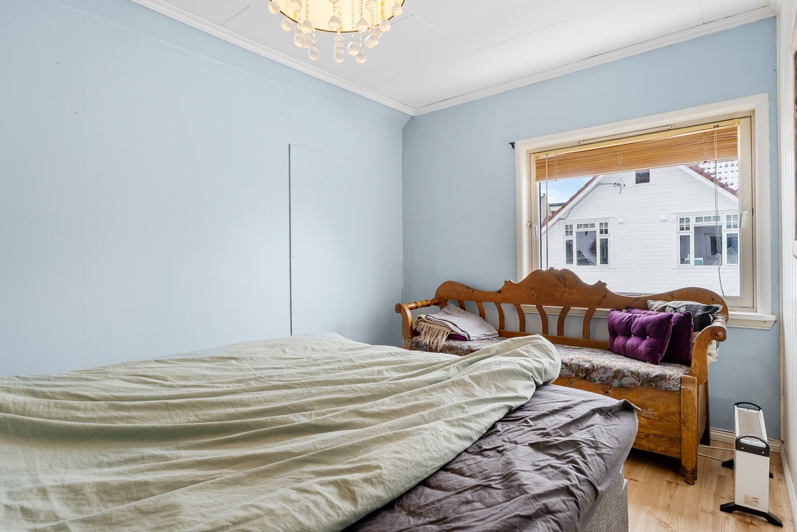 Stort og godt hovedsoverom med plass til dobbeltseng og nattbord Galleribilde