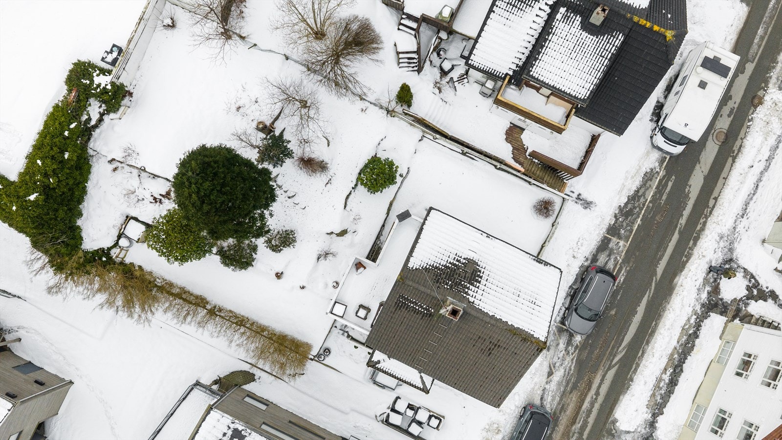 Tomten er på 462,6 kvm og er opparbeidet med belegningsstein i gårdstunet samt noe plen og naturtomt Galleribilde