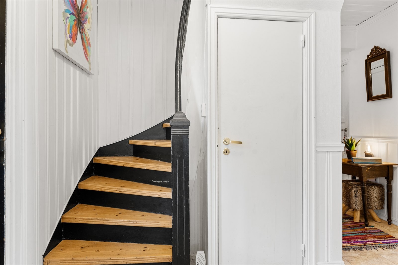 Fra gangen er det dør med adkomst til et stort, uinnredet kjellerrom med rikelig oppbevaringsplass Galleribilde