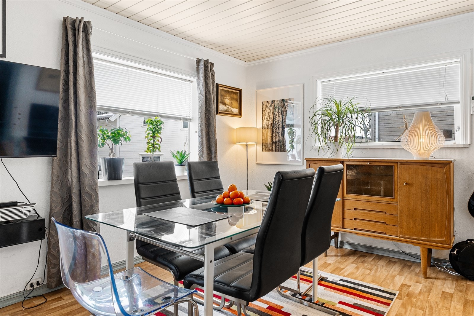 Lyse og lette fargevalg på vegger og tak - det må påregnes noe overflatebehandling av overflatene Galleribilde