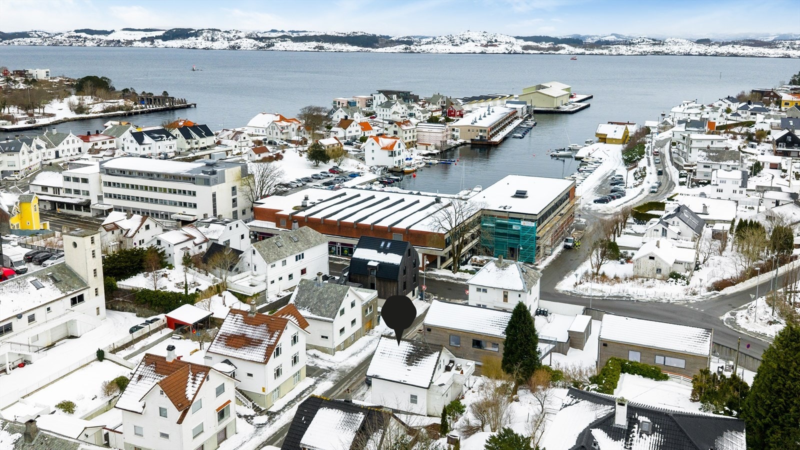 Boligen har en meget sentral beliggenhet midt i sentrum av Kopervik Galleribilde