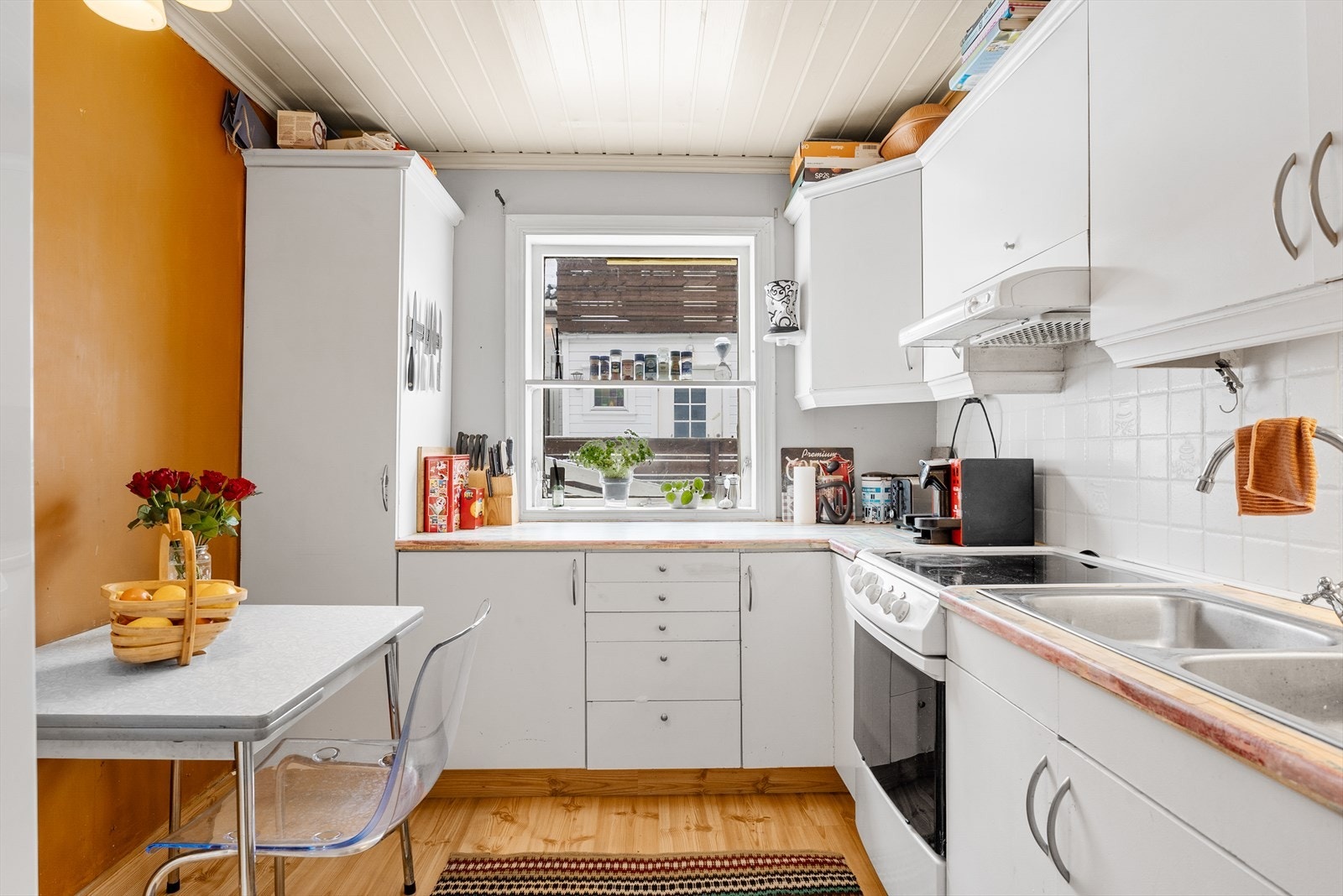 Boligen kan by på et stort kjøkken med god skap- og benkeplass Galleribilde