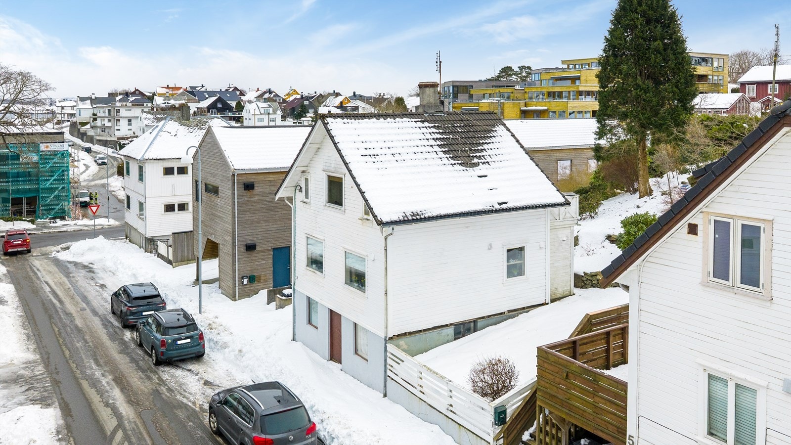 Parkering i gate utenfor boligen etter gjeldende bestemmelser Galleribilde