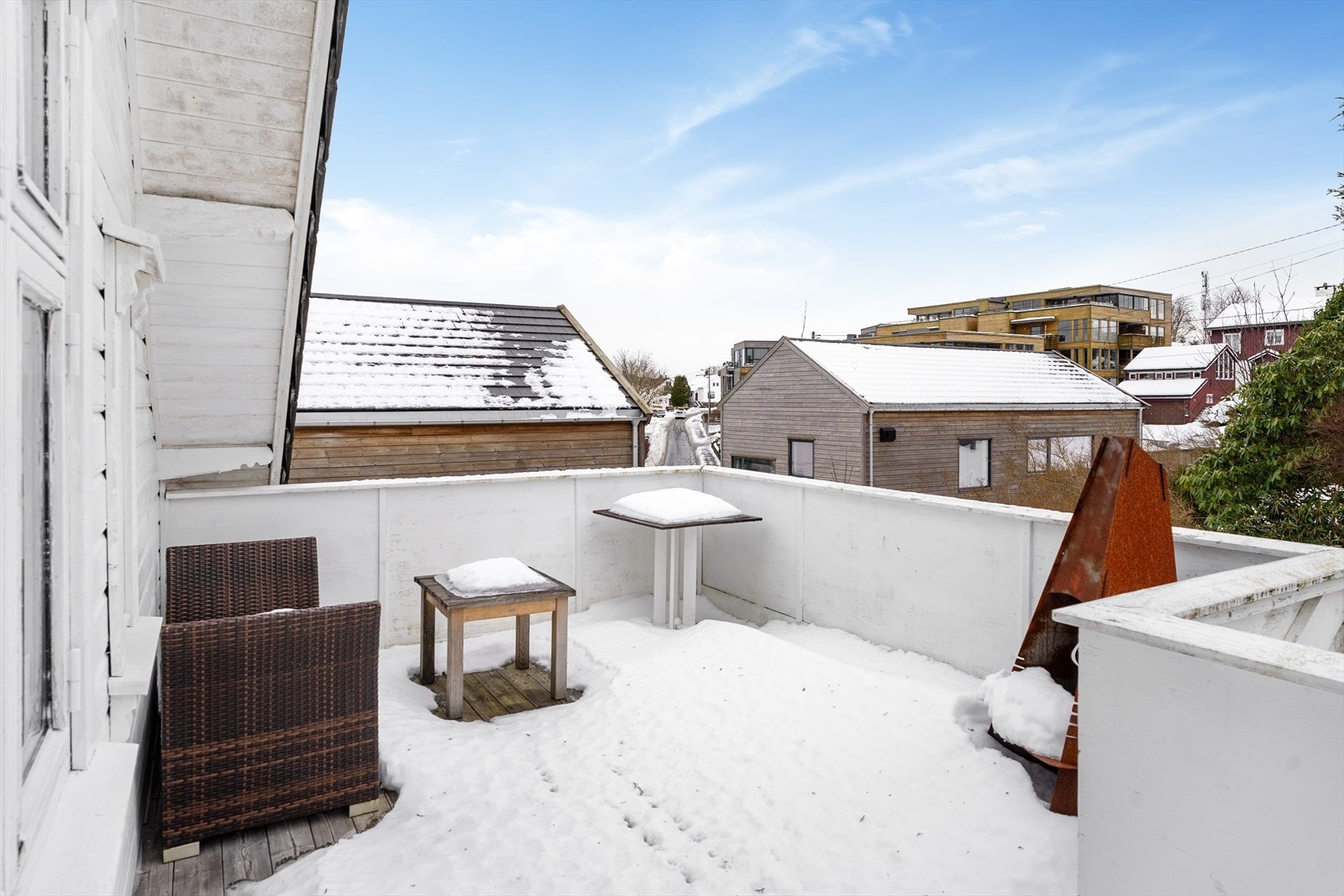 I 2. etasje er det tilgang til en stor, sørvendt terrasse med gode solforhold (utvidelse av terrassen er ikke omsøkt/godkjent) Galleribilde