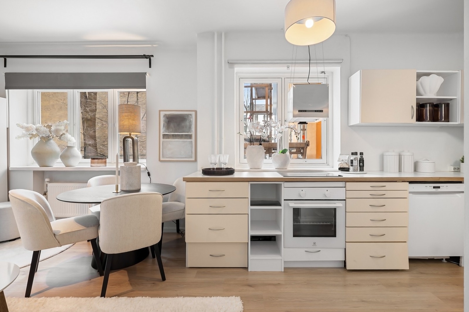 Moderne kjøkkeninnredning med glatte fronter og laminat benkeplate som gir et stilrent og tidløst uttrykk Galleribilde