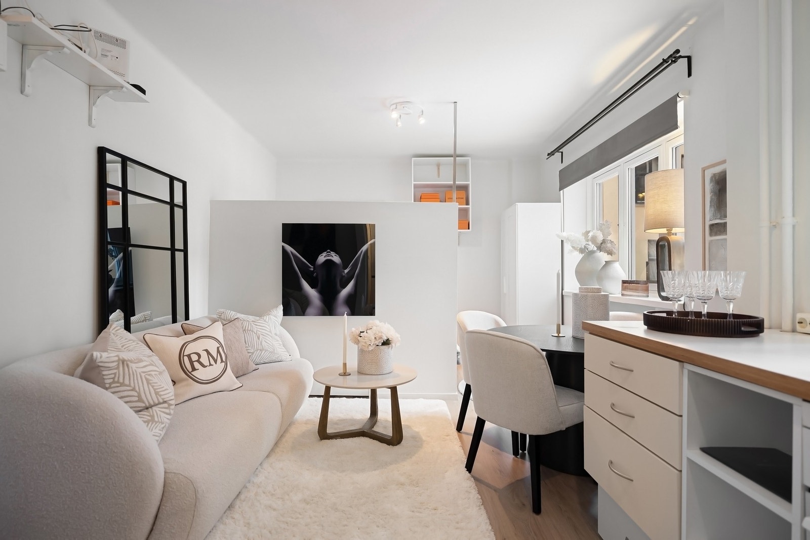 Lys og innbydende stue med plass til sofagruppe og spisebord Galleribilde