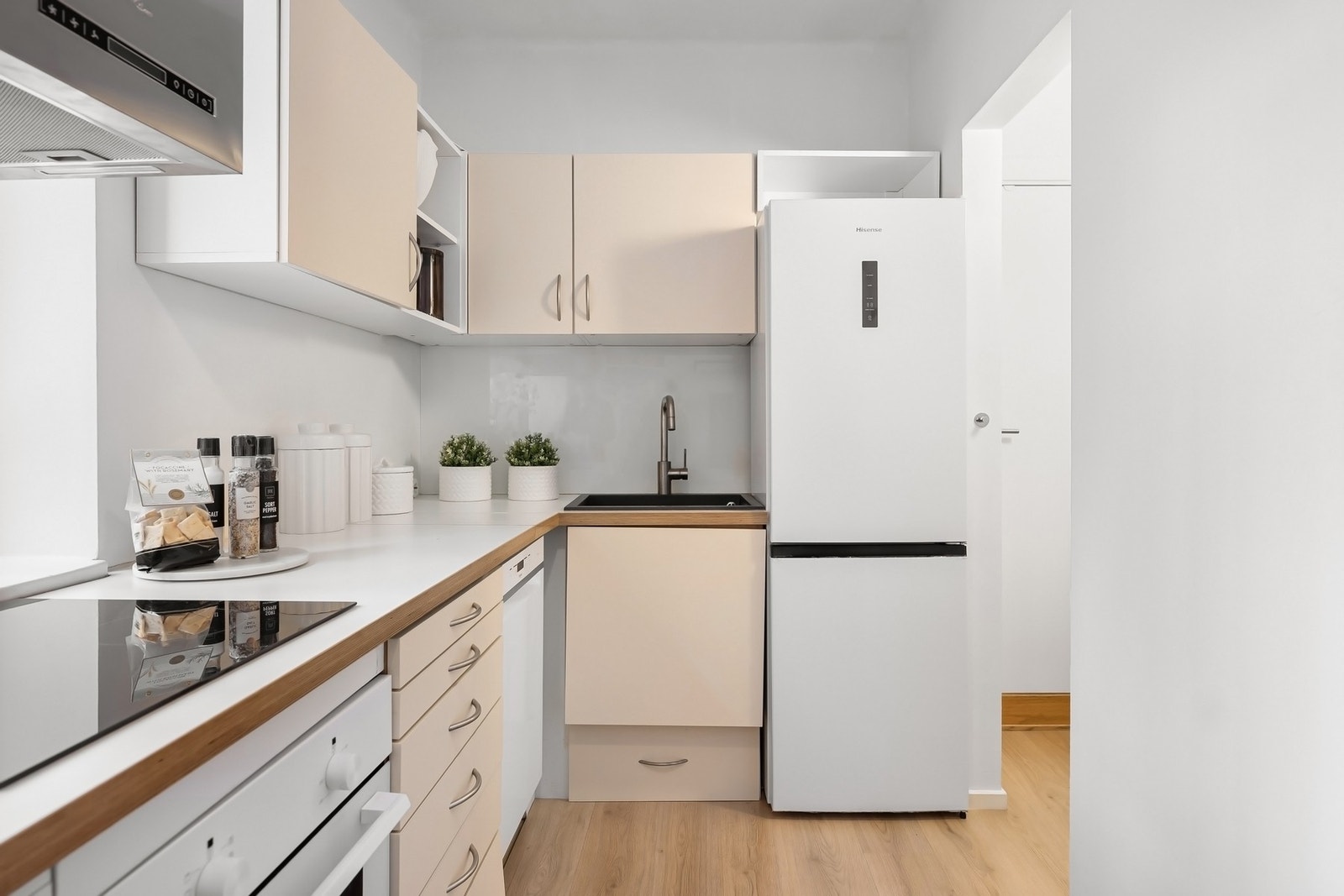 Kjøkkenet er utstyrt med integrert induksjonstopp og stekeovn, mens kjøl/fryseskap og oppvaskmaskin er frittstående Galleribilde