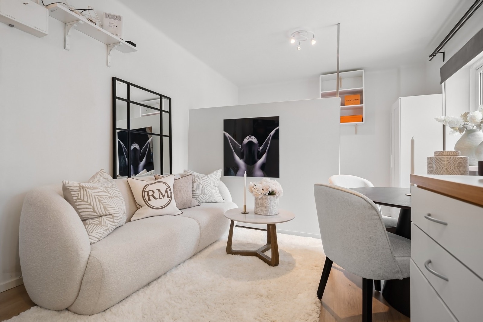 Overflatene fremstår i tidsriktige farger med parkett på gulv og malte vegger, noe som gir et helhetlig og moderne uttrykk Galleribilde