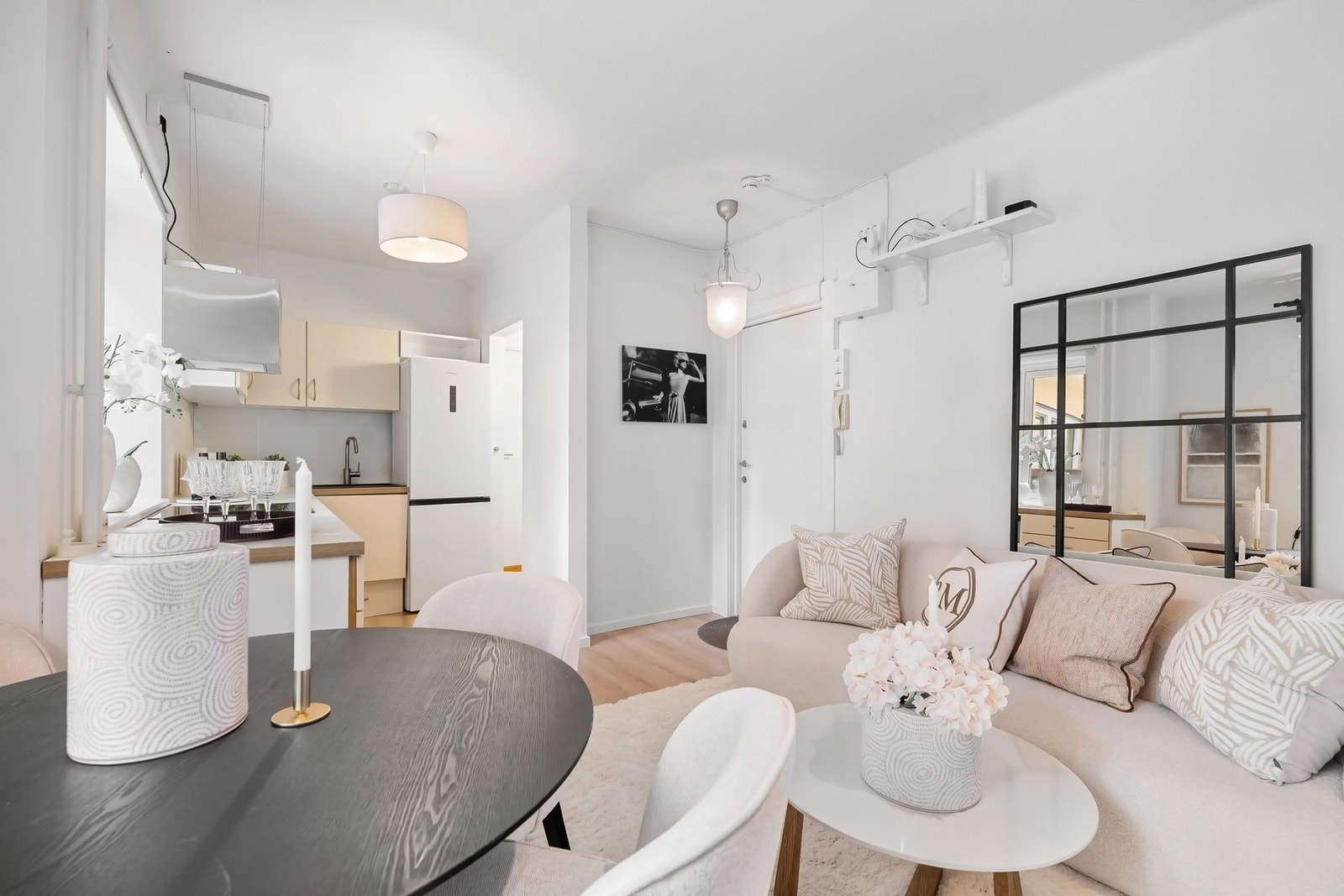 Rommet har en naturlig og fleksibel møbleringssone som gjør det enkelt å skape både en sosial atmosfære Galleribilde