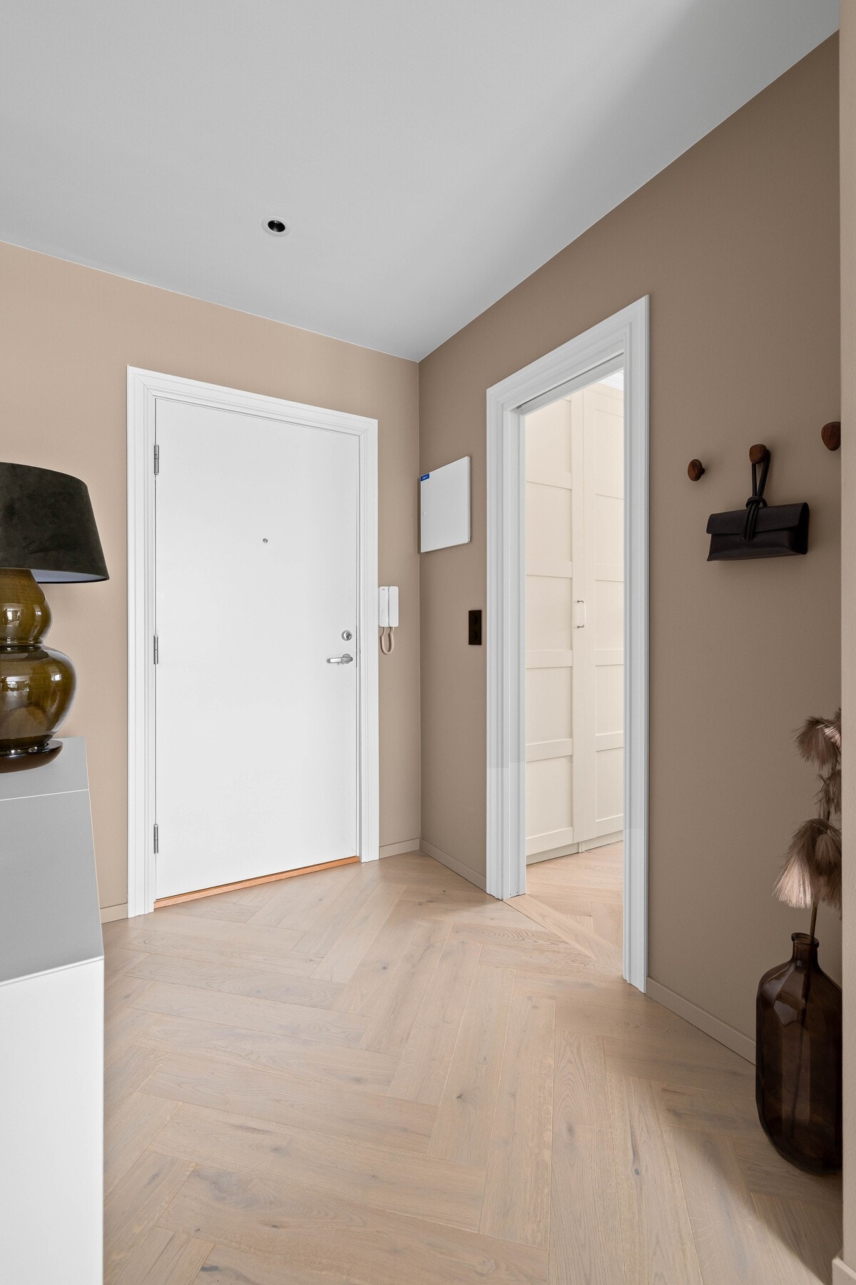 Nyoppusset og stilren - med moderne, rolige og innbydende fargetoner Galleribilde